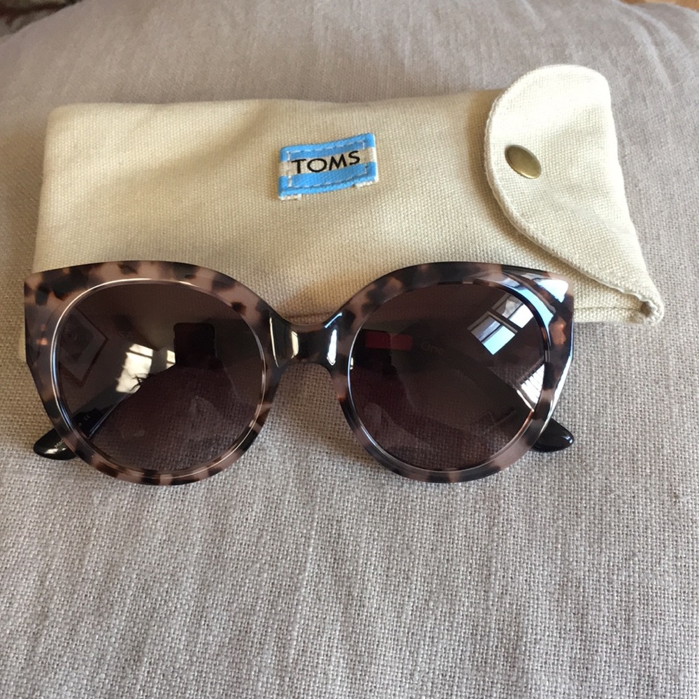 Tom’s Luisa Cat Eye Tortoise Shell sunglasses